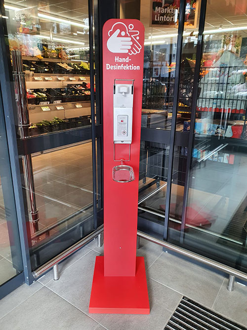 Desinfektionssäule im Eingangsbereich eines Supermarktes Desinfektionssäule im Eingangsbereich eines Supermarktes
